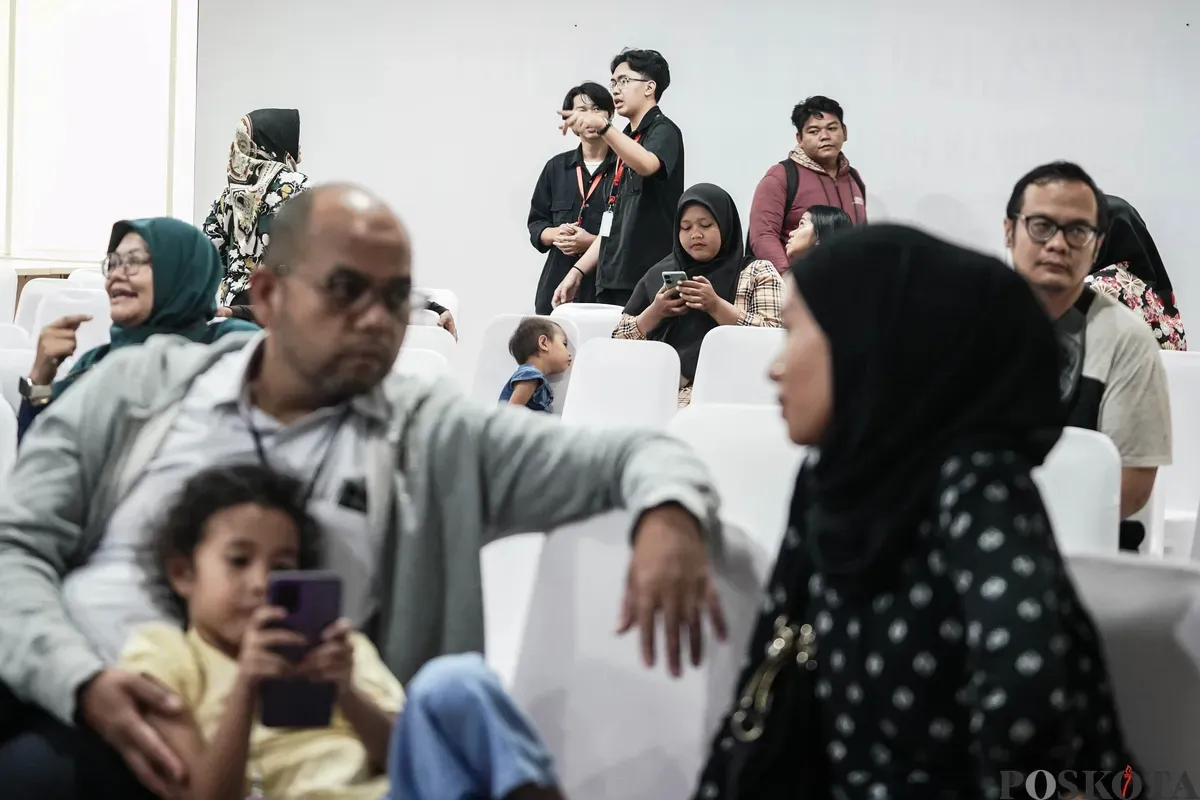 Dinas Pendidikan DKI Jakarta melayani aduan orang tua siswa di Posko Layanan Seleksi Penerimaan Murid Baru (SPMB), Gedung Dinas Pendidikan DKI Jakarta, Selasa, 3 Juni 2025. (Sumber: Poskota/Bilal Nugraha Ginanjar)