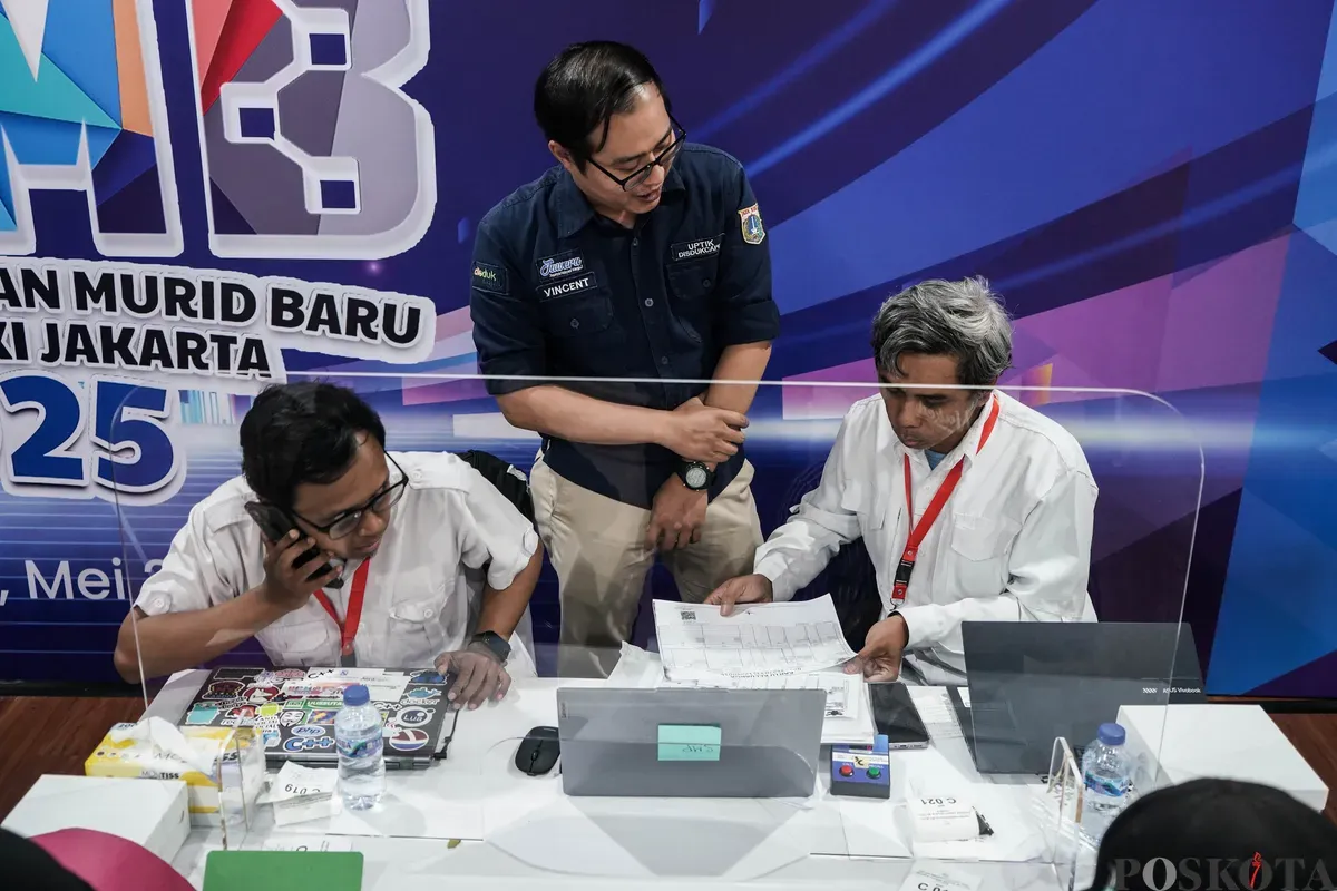 Dinas Pendidikan DKI Jakarta melayani aduan orang tua siswa di Posko Layanan Seleksi Penerimaan Murid Baru (SPMB), Gedung Dinas Pendidikan DKI Jakarta, Selasa, 3 Juni 2025.