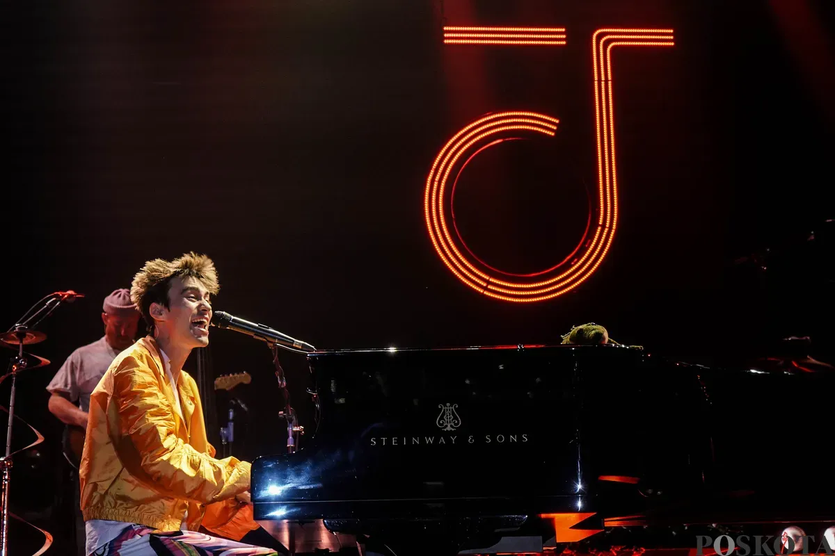 Penyanyi Jacob Collier bernyanyi menghibur penonton saat Java Jazz Festival 2025 di Jiexpo Kemayoran, Jakarta, Jum'at 20 Mei 2025. Poskota/Bilal Nugraha Ginanjar (Sumber: Poskota/Bilal Nugraha Ginanjar | Foto: Bilal Nugraha Ginanjar)