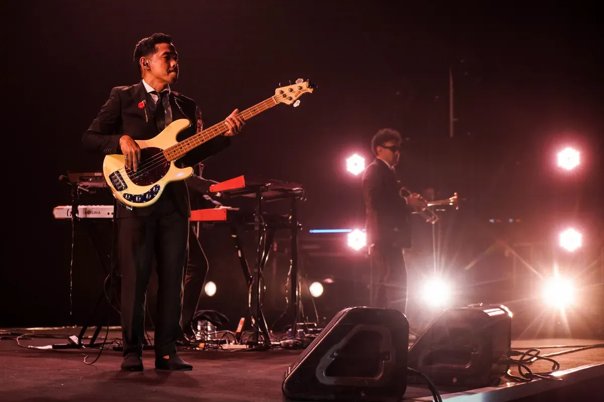 Grup musik Maliq & D'Essentials saat tampil pada BNI Java Jazz Festival 2025 di JIExpo Kemayoran, Jakarta, Minggu, 1 Juni 2025. (Sumber: Poskota/Bilal Nugraha Ginanjar)