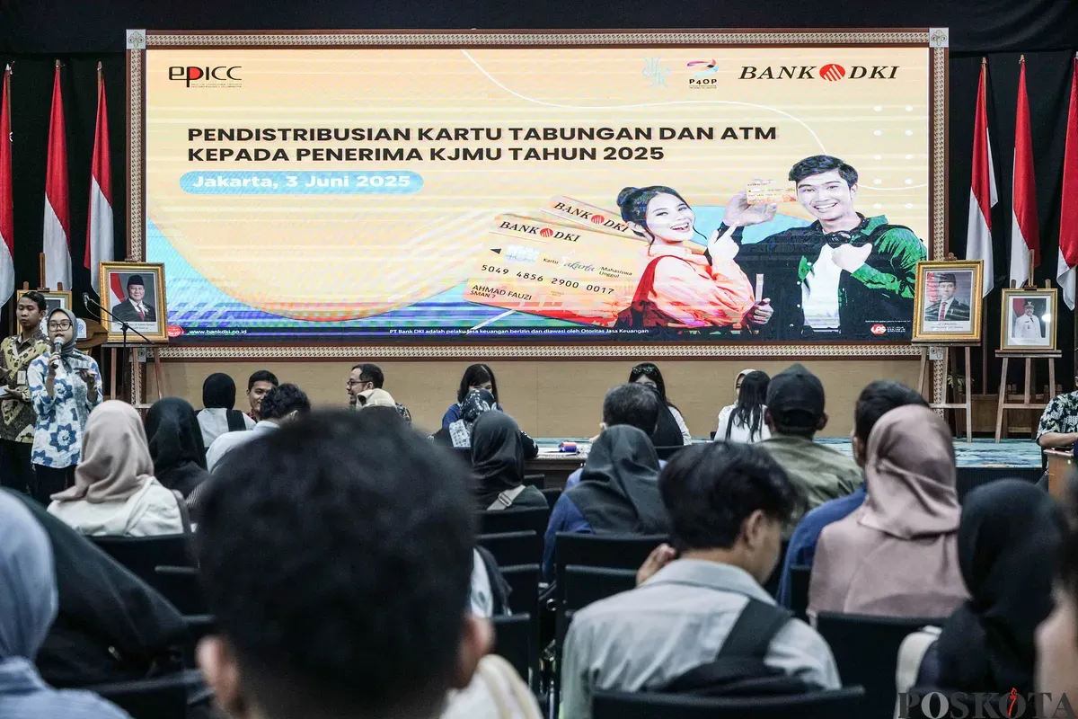 Penerima beasiswa mengambil buku Tabungan dan Kartu Jakarta Mahasiswa Unggul (KJMU) di Kantor Dinas Pendidikan, DKI Jakarta, Selasa, 3 Juni 2025. (Sumber: Poskota/Bilal Nugraha Ginanjar)