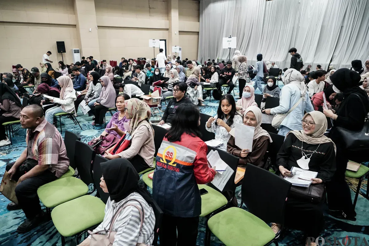 Penerima beasiswa mengambil buku Tabungan dan Kartu Jakarta Mahasiswa Unggul (KJMU) di Kantor Dinas Pendidikan, DKI Jakarta, Selasa, 3 Juni 2025. (Sumber: Poskota/Bilal Nugraha Ginanjar)