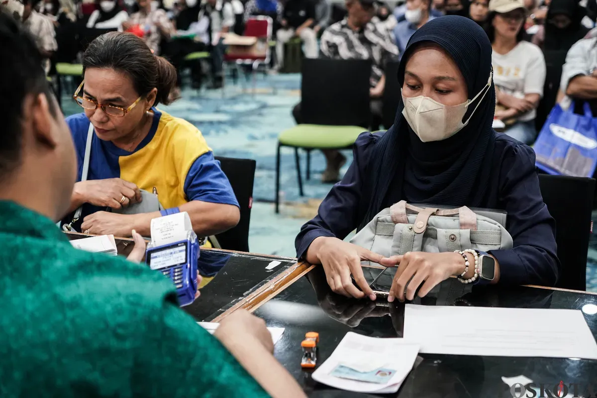 Penerima beasiswa mengambil buku Tabungan dan Kartu Jakarta Mahasiswa Unggul (KJMU) di Kantor Dinas Pendidikan, DKI Jakarta, Selasa, 3 Juni 2025. (Sumber: Poskota/Bilal Nugraha Ginanjar)