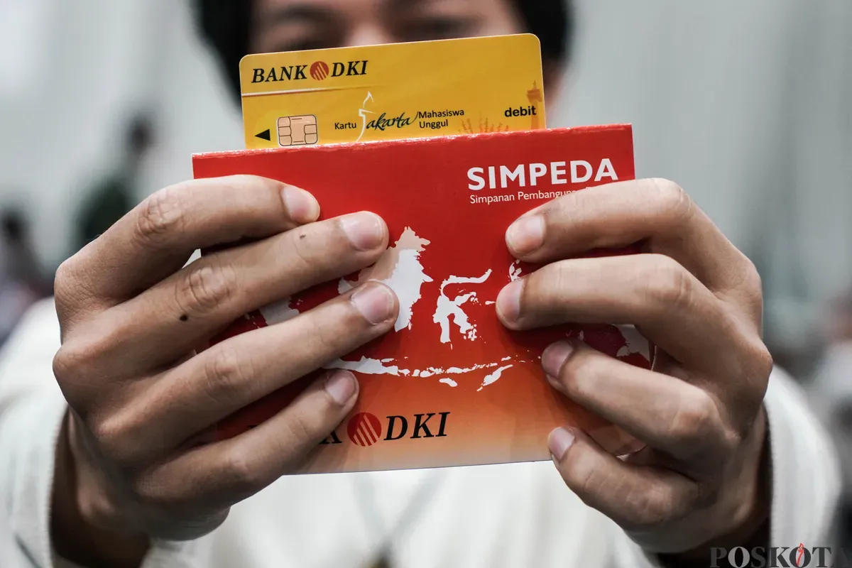 Penerima beasiswa mengambil buku Tabungan dan Kartu Jakarta Mahasiswa Unggul (KJMU) di Kantor Dinas Pendidikan, DKI Jakarta, Selasa, 3 Juni 2025. (Sumber: Poskota/Bilal Nugraha Ginanjar)