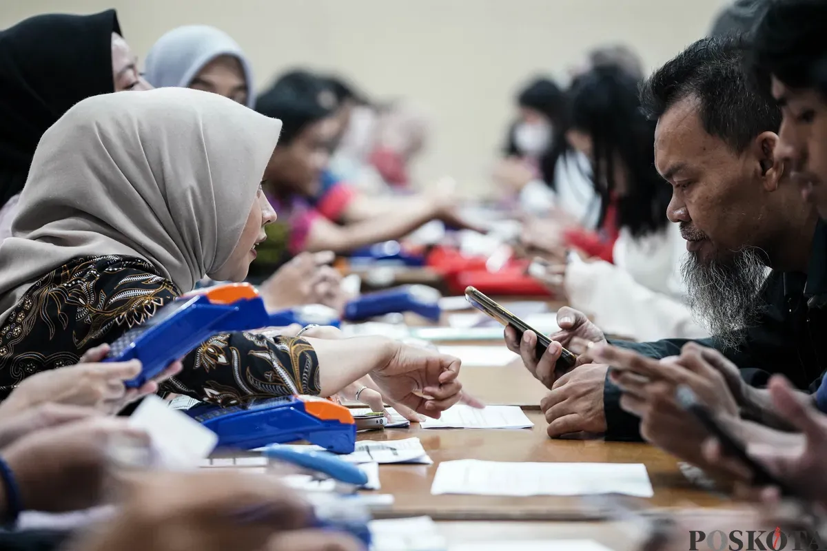 Penerima beasiswa mengambil buku Tabungan dan Kartu Jakarta Mahasiswa Unggul (KJMU) di Kantor Dinas Pendidikan, DKI Jakarta, Selasa, 3 Juni 2025. (Sumber: Poskota/Bilal Nugraha Ginanjar)