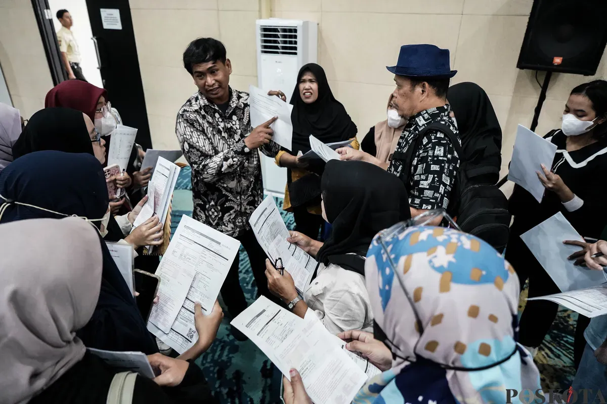 Penerima beasiswa mengambil buku Tabungan dan Kartu Jakarta Mahasiswa Unggul (KJMU) di Kantor Dinas Pendidikan, DKI Jakarta, Selasa, 3 Juni 2025. (Sumber: Poskota/Bilal Nugraha Ginanjar)