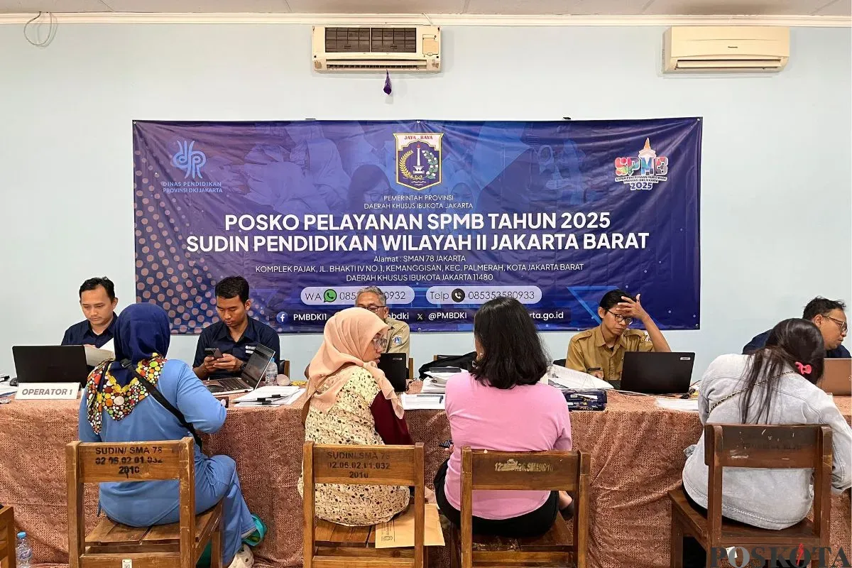 Orang tua murid mendatangi posko SPMB di SMA Negeri 78, Kemanggisan, Jakarta Barat, Selasa, 3 Juni 2025. (Sumber: Poskota/Pandi Ramedhan)