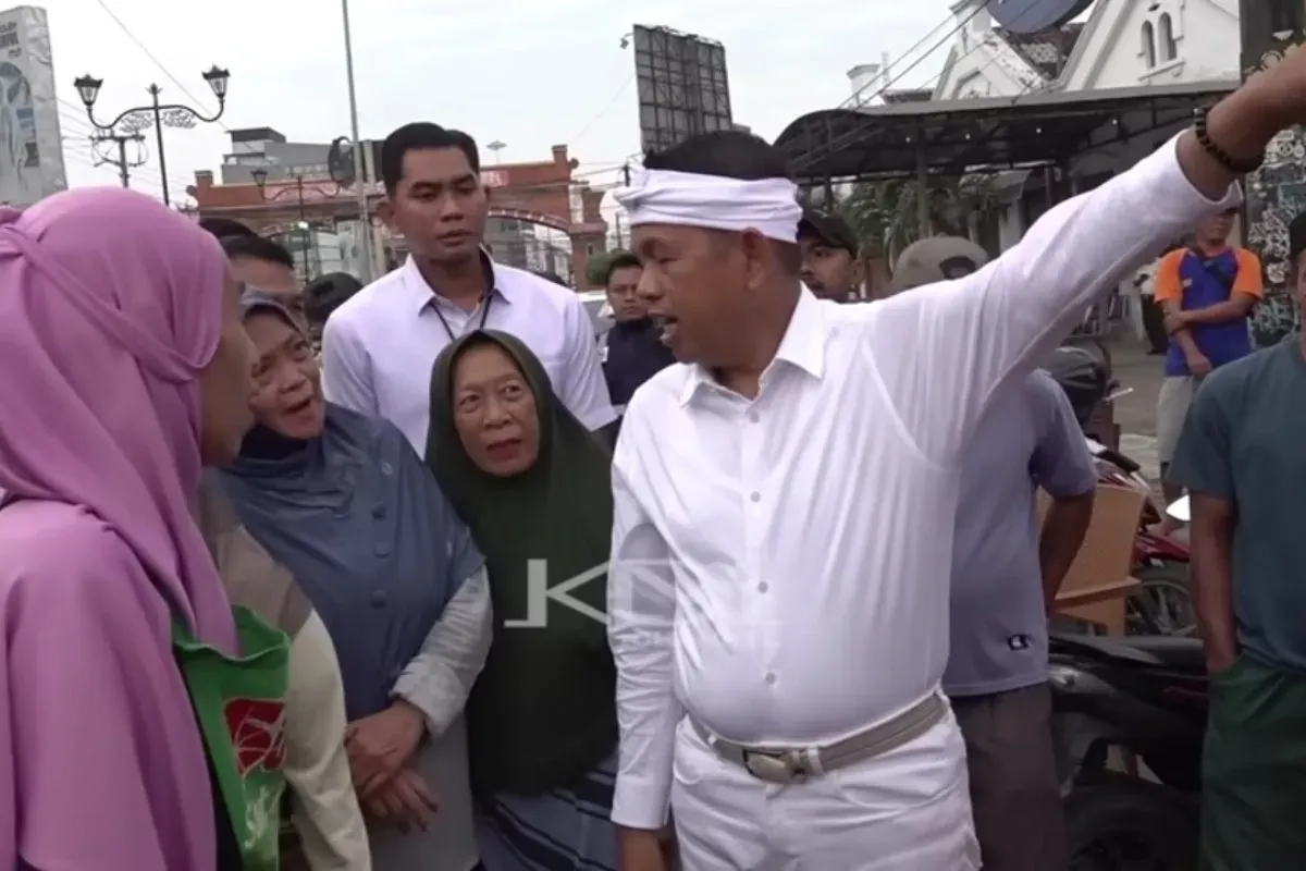 Dedi Mulyadi soroti tata kelola di pasar Trusmi Cirebon. (Sumber: YouTube/Dedi Mulyadi Channel)
