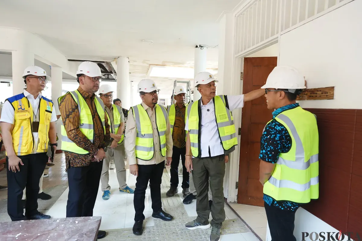 Wakil Menteri Sosial, Agus Jabo Priyono meninjau Sekolah Rakyat yang berlokasi di Sentra Pangudi Luhur, Kota Bekasi, Selasa, 3 Juni 2025. (Sumber: Poskota/Nurpini Aulia Rapika)