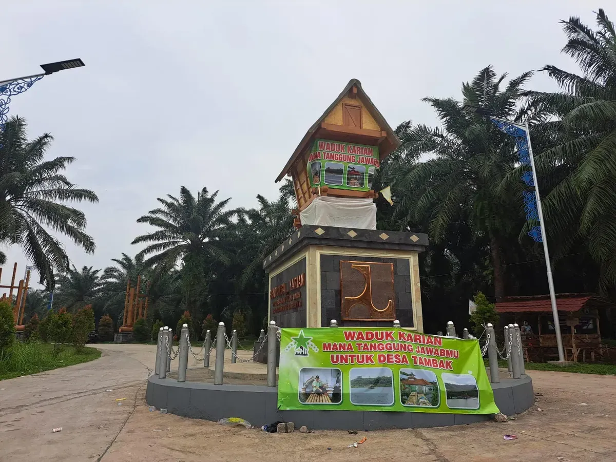Spanduk minta gnati rugi dampak proyek Bendungan Karian, terpampang di pandmark jalur masuk bendungan di Desa Tambak, Kecamatan Cimarga, Kabupaten Lebak. (Sumber: Dok. Warga)