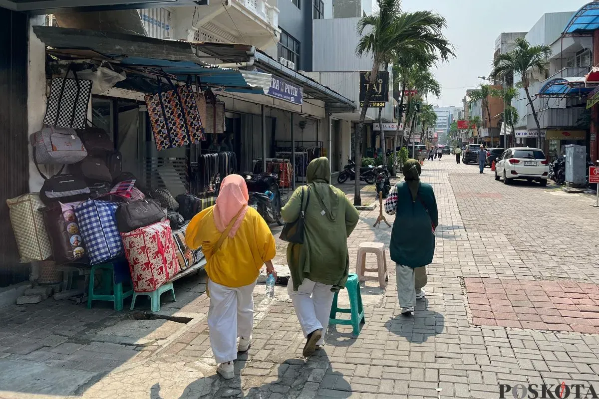 Pengunjung Pasar Baru, Jakarta Pusat, Rabu, 4 Juni 2025. (Sumber: Poskota/Pandi Ramedhan)