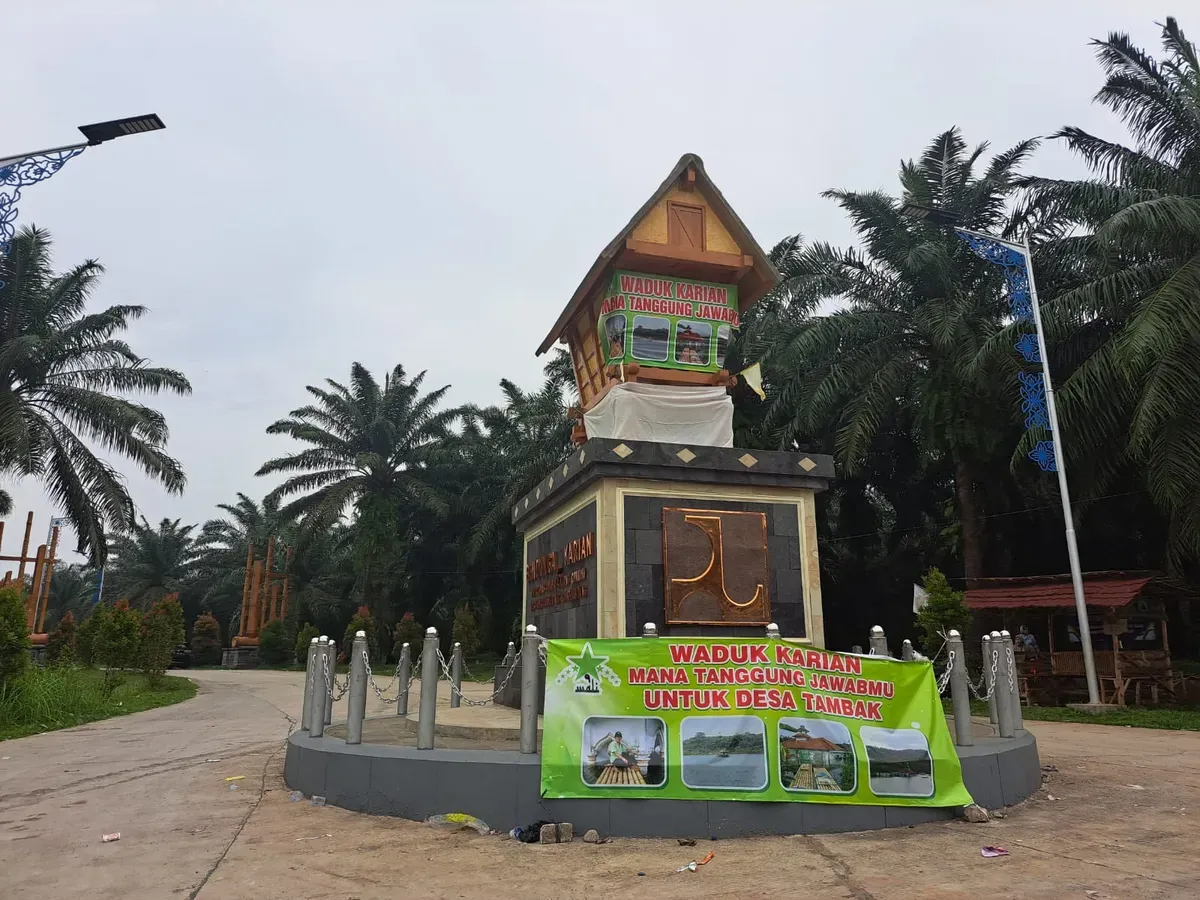 Spanduk yang dipasang warga Lebak terpampang pada bangunan landmark Bendungan Karia. (Sumber: Istimewa)