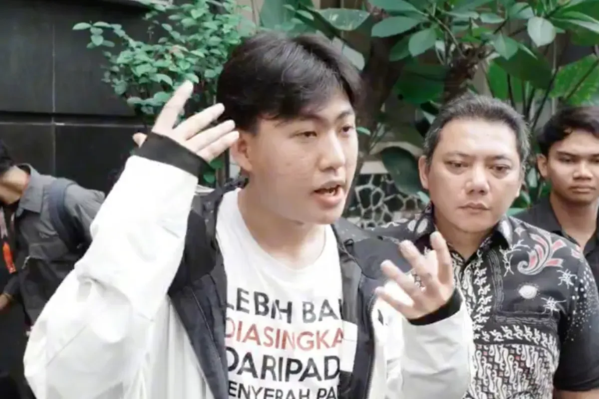 Mahasiswa Filsafat Universitas Indonesia, Cho Yong Gi ditetapkan sebagai tersangka oleh Polda Metro Jaya dalam aksi May Day 2025. Padahal, ia hadir sebagai tim medis dengan atribut lengkap. (Sumber: X/@bbeniioo)