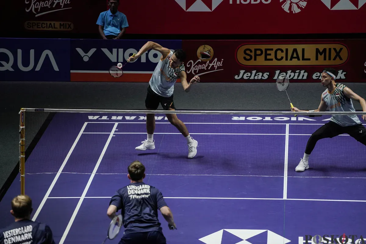 Pebulu tangkis ganda putra Indonesia Muhammad Rian Ardianto dan Fajar Alfian  mengembalikan kok ke arah ganda putra Denmark Daniel Lundgaard dan Mads Vestergaard pada babak 32 besar Kapal Api Indonesia Open 2025 di Istora Senayan, Gelora Bung Karno, Jakarta, Rabu, 4 Juni 2025. (Sumber: Poskota/Bilal Nugraha Ginanjar)