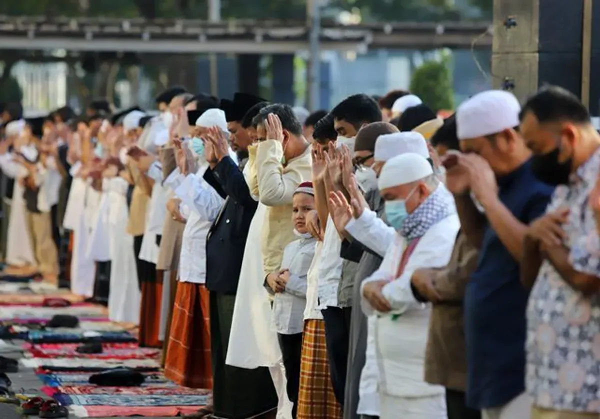 Umat Muslim berjamaah melaksanakan Sholat Idul Adha. (Sumber: Pinterest)