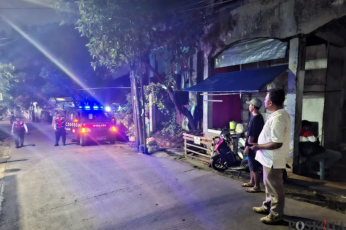 Polsek Pancoran Mas melakukan patroli di Jalan Remaja, Pancoran Mas, yang rawan terjadi tawuran. (Sumber: POSKOTA | Foto: Angga Pahlevi)