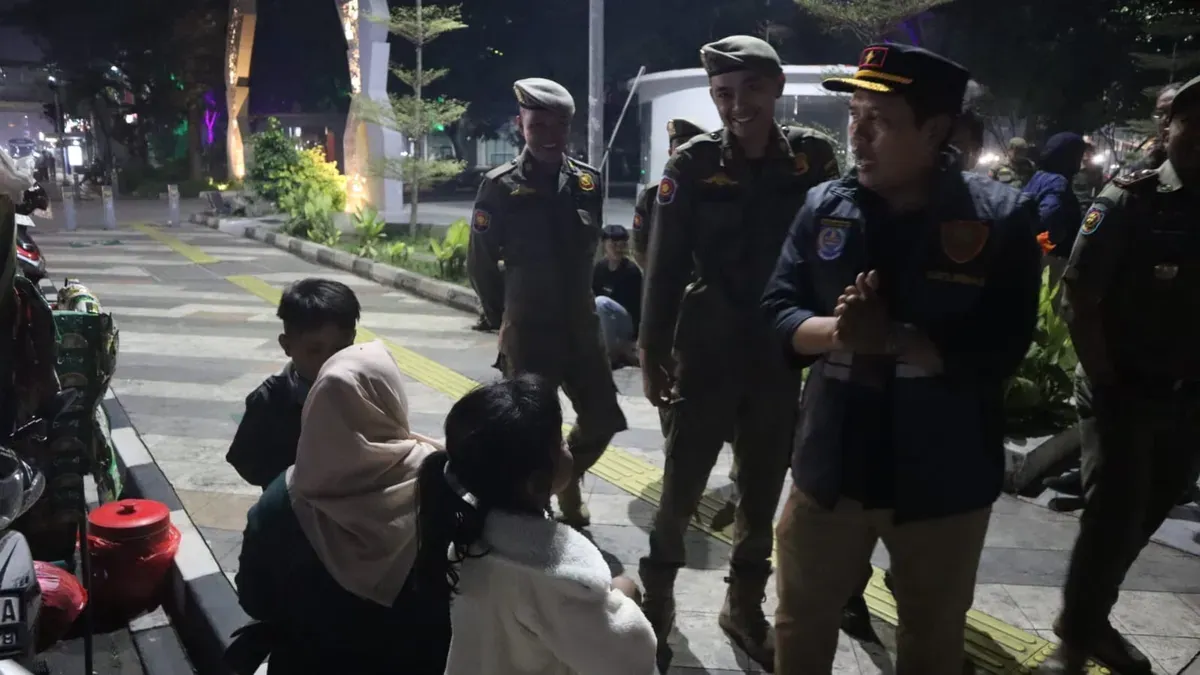 Kasatpol PP Kota Depok, Dede Hidayat bersama anggota patroli jam malam di Depok, masih banyak kejaring anak-anak keluar malam. (Sumber: Satpol PP Kota Depok)