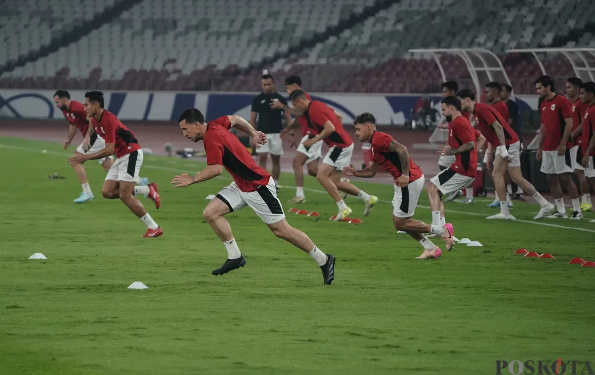 Sejumlah pesepak bola Timnas Inedonesia mengikuti sesi latihan resmi di Stadion Utama Gelora Bung Karno, Jakarta, Rabu, 4 Juni 2025. (Sumber: Poskota/Bilal Nugraha Ginanjar)