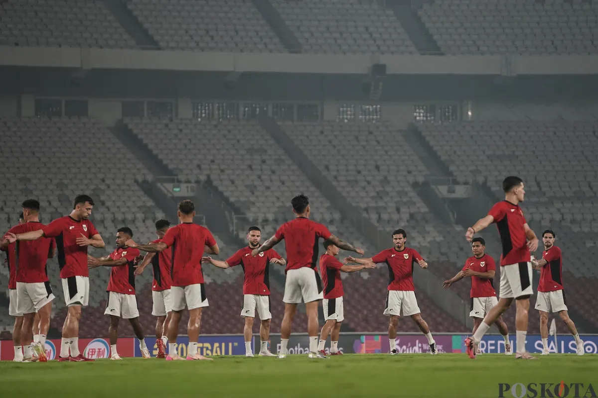 Sejumlah pesepak bola Timnas Inedonesia mengikuti sesi latihan resmi di Stadion Utama Gelora Bung Karno, Jakarta, Rabu, 4 Juni 2025. (Sumber: Poskota/Bilal Nugraha Ginanjar)