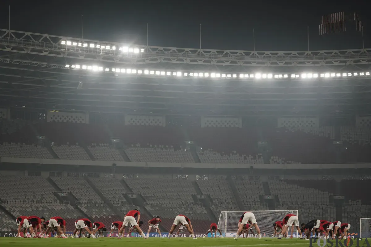 Sejumlah pesepak bola Timnas Inedonesia mengikuti sesi latihan resmi di Stadion Utama Gelora Bung Karno, Jakarta, Rabu, 4 Juni 2025. (Sumber: Poskota/Bilal Nugraha Ginanjar)