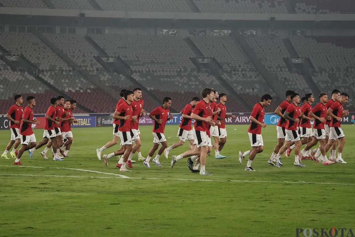 Sejumlah pesepak bola Timnas Inedonesia mengikuti sesi latihan resmi di Stadion Utama Gelora Bung Karno, Jakarta, Rabu, 4 Juni 2025. (Sumber: Poskota/Bilal Nugraha Ginanjar)