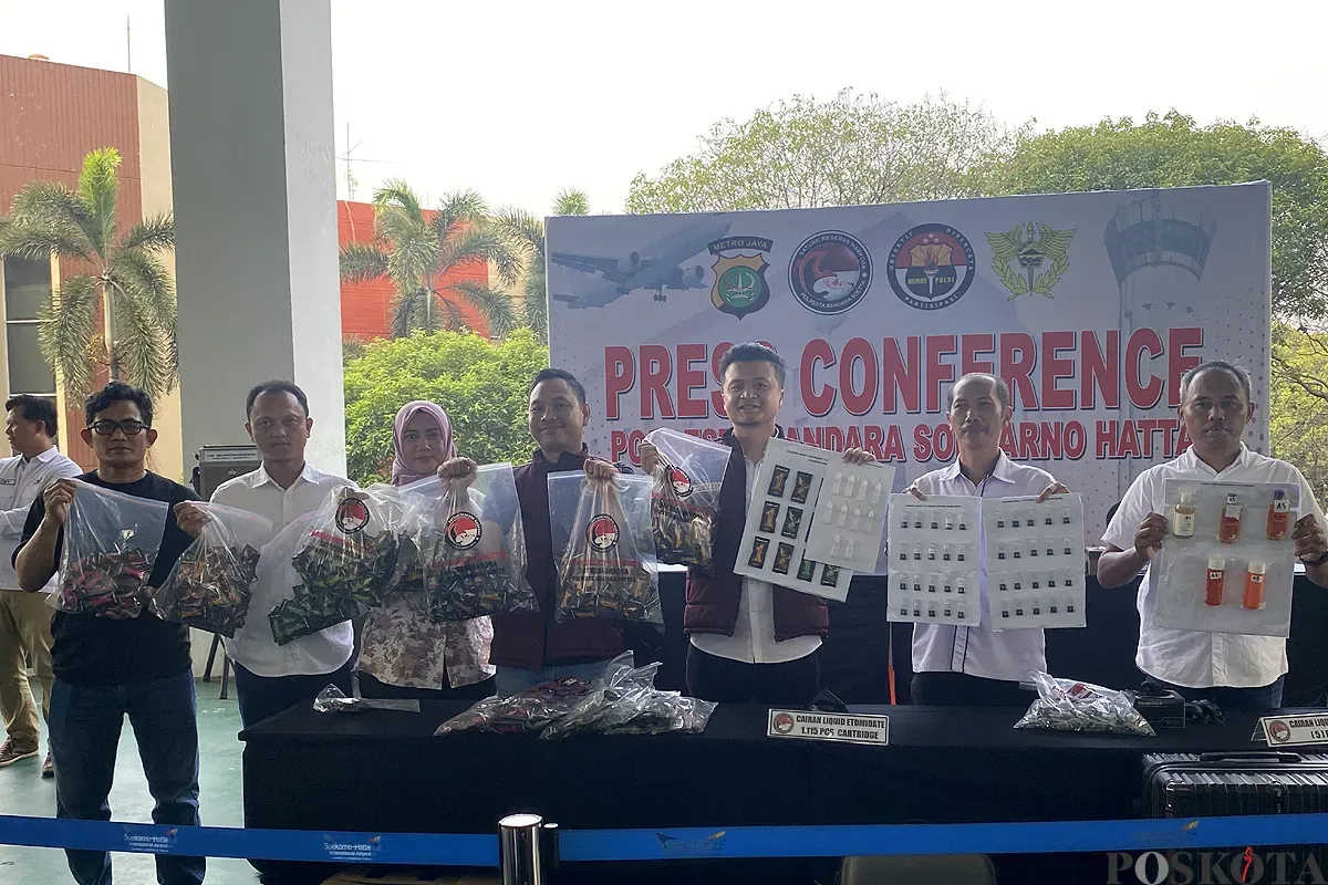 Tersangka peredaran vape berisi obat keras diamankan di Polresta Bandara Soekarno-Hatta. (Sumber: POSKOTA | Foto: Primayanti)