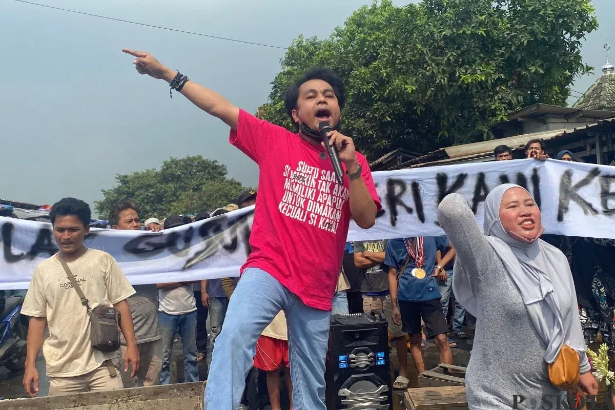 Pedagang berunjuk rasa di tengah aksi penertiban dilangsungkan di Pasar Sentiong, Kelurahan Tobat, Kecamatan Balaraja, Kabupaten Tangerang, Rabu, 4 Juni 2025. (Sumber: Poskota/Primayanti Juli Kumala)