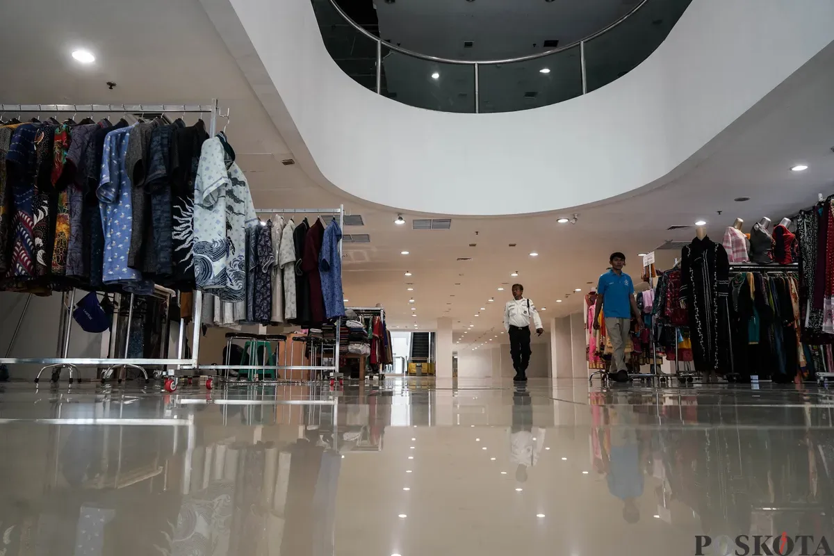 Suasana pusat perbelanjaan Pasar Baru Square, Jakarta, Rabu, 4 Juni 2025. (Sumber: Poskota/Bilal Nugraha Ginanjar)