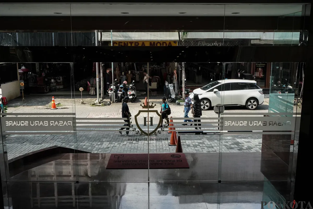 Suasana pusat perbelanjaan Pasar Baru Square, Jakarta, Rabu, 4 Juni 2025. (Sumber: Poskota/Bilal Nugraha Ginanjar)