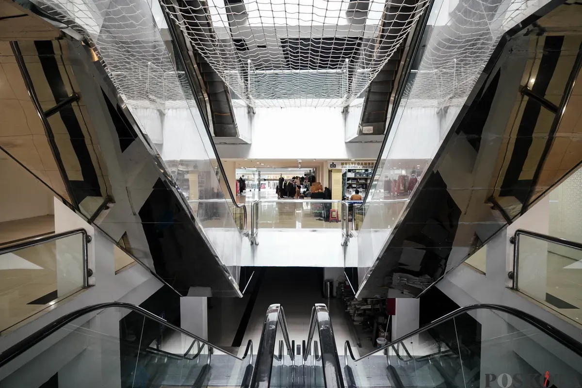 Suasana pusat perbelanjaan Pasar Baru Square, Jakarta, Rabu, 4 Juni 2025. (Sumber: Poskota/Bilal Nugraha Ginanjar)