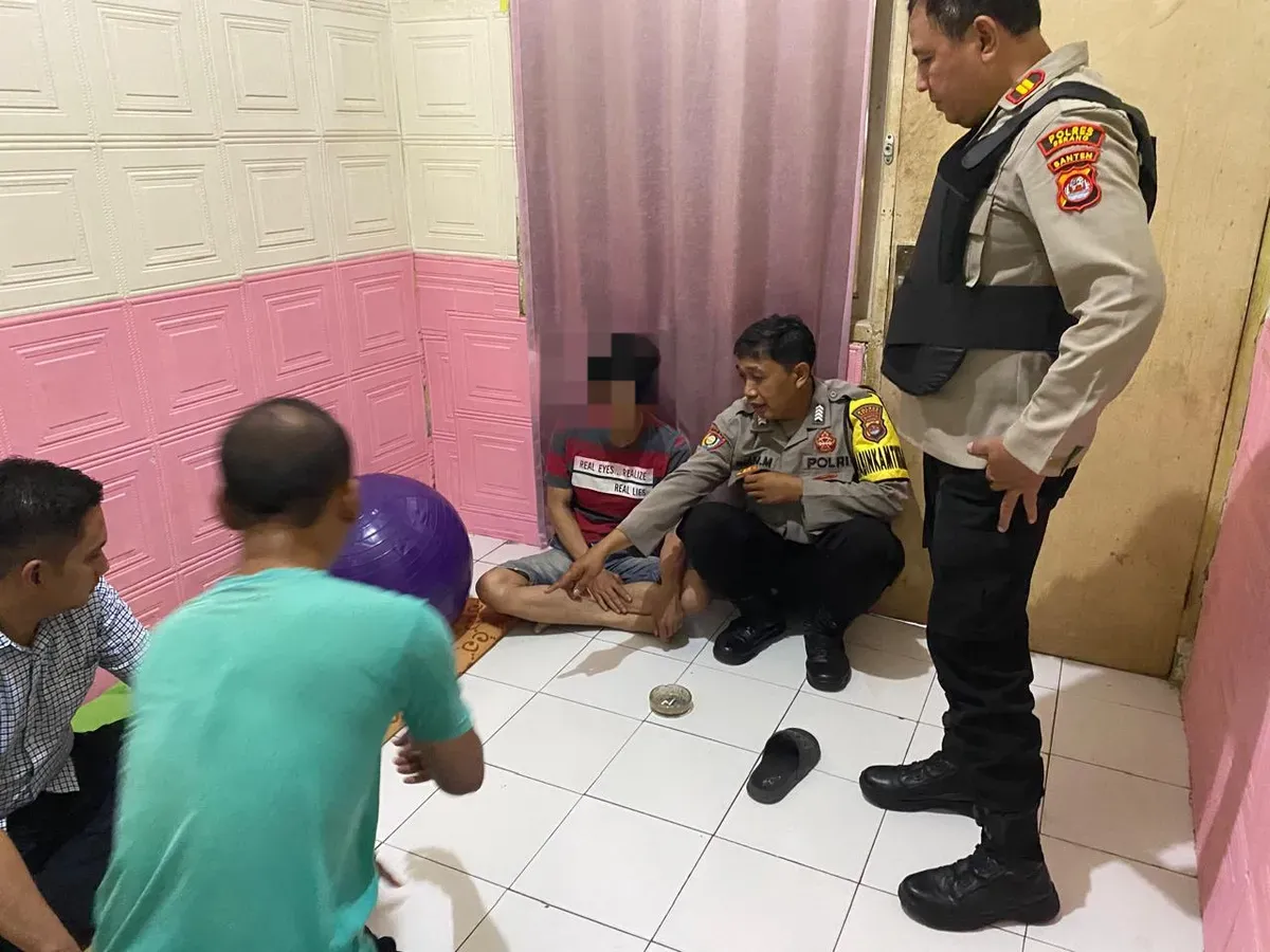 Pria yang diduga melakukan pencabulan kepada bocah 9 tahun diamankan petugas dari Polsek Cikande. (Sumber: Dok. Polsek Cikande)