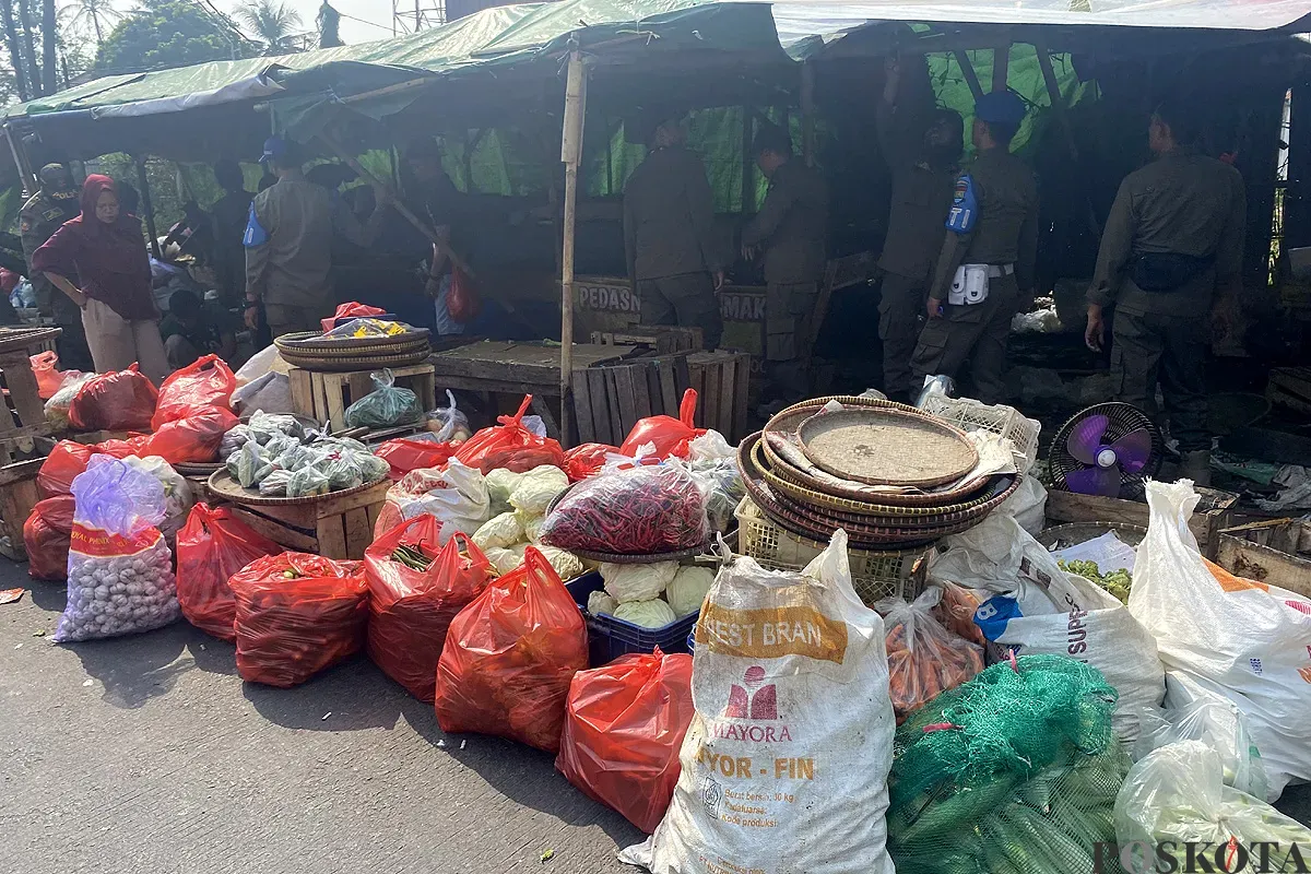 Petugas Satpol PP membongkar lapak pedagang liar di Pasar Sentiong, Kecamatan Balaraja, Kabupaten Tangerang, pada Rabu, 4 Juni 2025. (Sumber: POSKOTA | Foto: Primayanti)