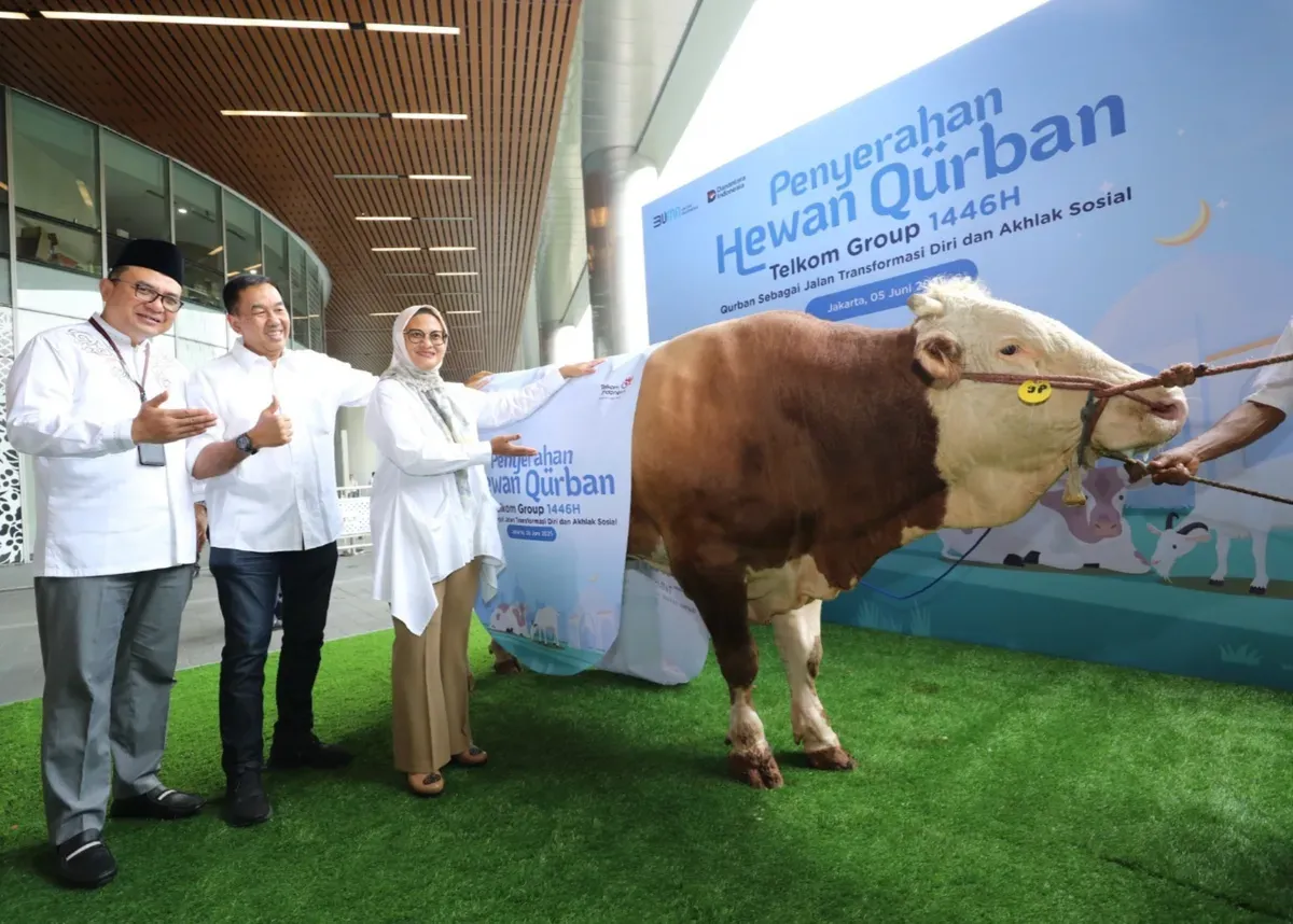 Direktur Utama Telkom Dian Siswarini menyerahkan hewan kurban pada acara Kegiatan seremonial penyerahan hewan kurban (Sumber: Dok. Telkom)