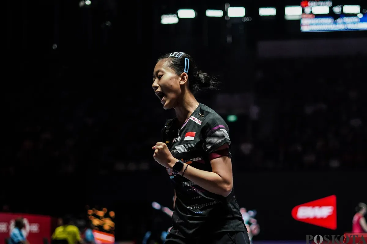 Pebulu tangkis tunggal putri Indonesia Putri Kusuma Wardani mengembalikan kok ke arah lawannya tunggal putri Thailand Supanida Katethong pada babak 16 besar Indonesia Open 2025 di Istora Senayan, Gelora Bung Karno, Jakarta, Kamis, 5 Juni 2025. (Sumber: Poskota/Bilal Nugraha Ginanjar)