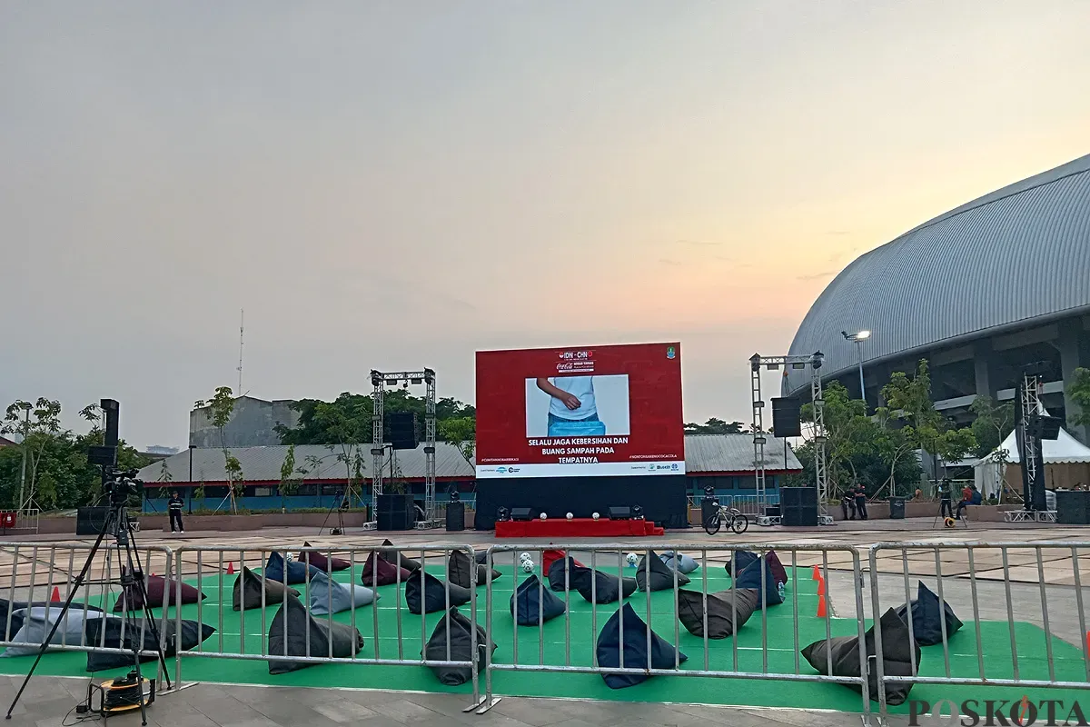 Pemkot Bekasi menggelar nobar pertandingan Timnas Indonesia vs China di Plaza Stadion Patriot Candrabaga, Kamis, 5 Juni 2025. (Sumber: POSKOTA | Foto: Nurpini Aulia Rapika)