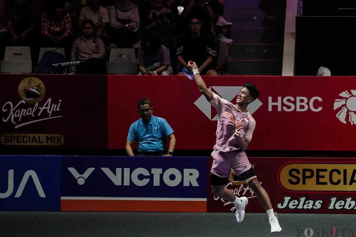 Pebulu tangkis tunggal putra Indonesia Alwi Farhan mengembalikan kok ke arah lawannya tunggal putra Denmark Anders Antonsen pada babak 16 besar Indonesia Open 2025 di Istora Senayan, Gelora Bung Karno, Jakarta, Kamis, 5 Juni 2025. (Sumber: Poskota/Bilal Nugraha Ginanjar)