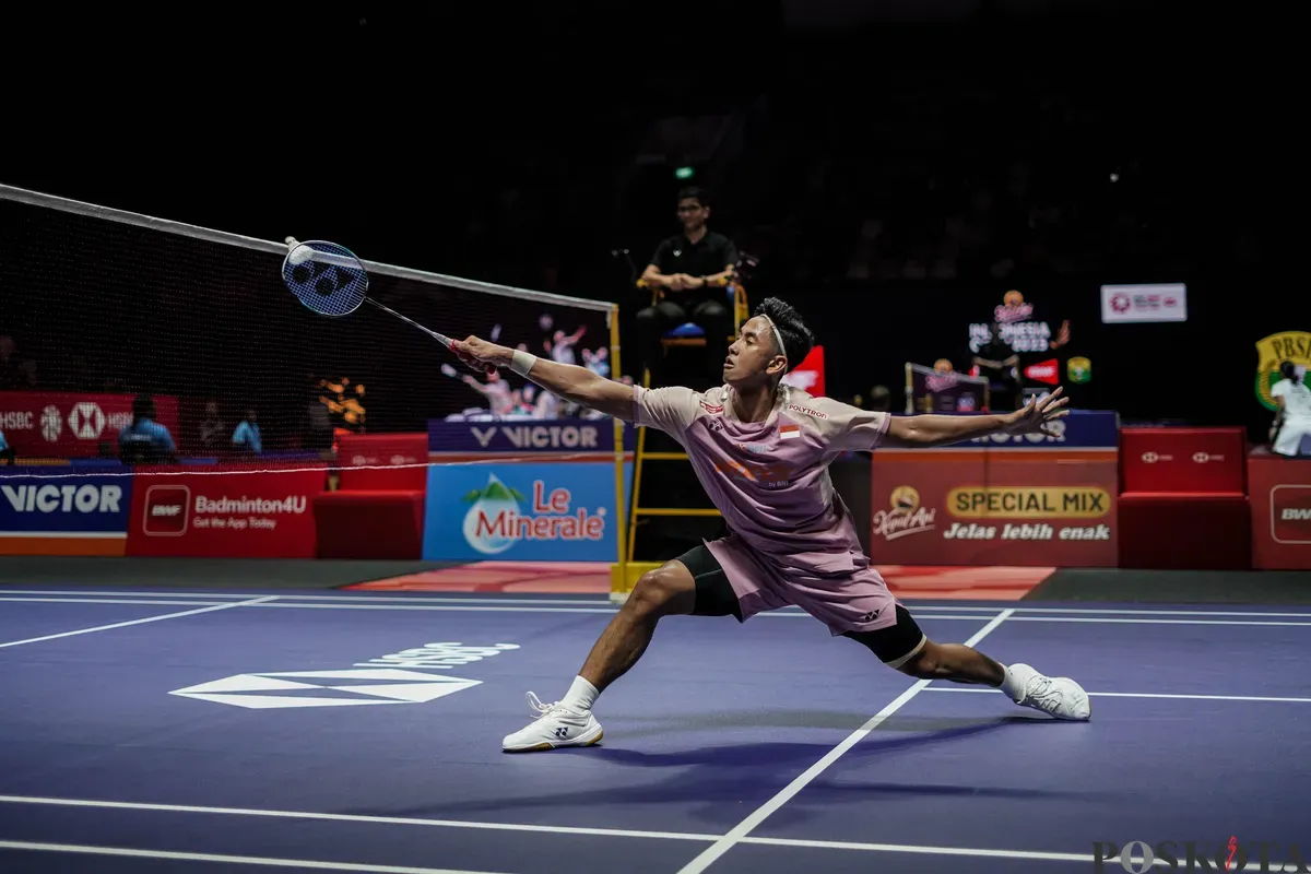 Pebulu tangkis tunggal putra Indonesia Alwi Farhan mengembalikan kok ke arah lawannya tunggal putra Denmark Anders Antonsen pada babak 16 besar Indonesia Open 2025 di Istora Senayan, Gelora Bung Karno, Jakarta, Kamis, 5 Juni 2025. (Sumber: Poskota/Bilal Nugraha Ginanjar)