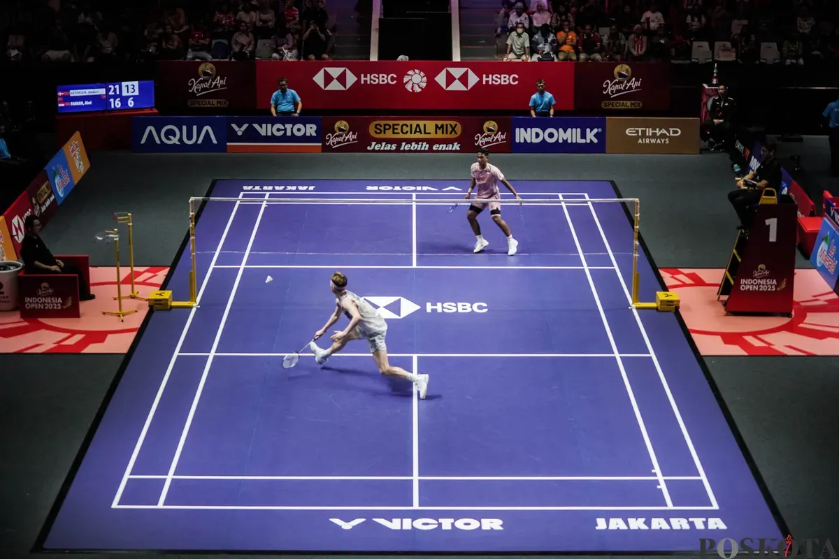 Pebulu tangkis tunggal putra Indonesia Alwi Farhan mengembalikan kok ke arah lawannya tunggal putra Denmark Anders Antonsen pada babak 16 besar Indonesia Open 2025 di Istora Senayan, Gelora Bung Karno, Jakarta, Kamis, 5 Juni 2025. (Sumber: Poskota/Bilal Nugraha Ginanjar)