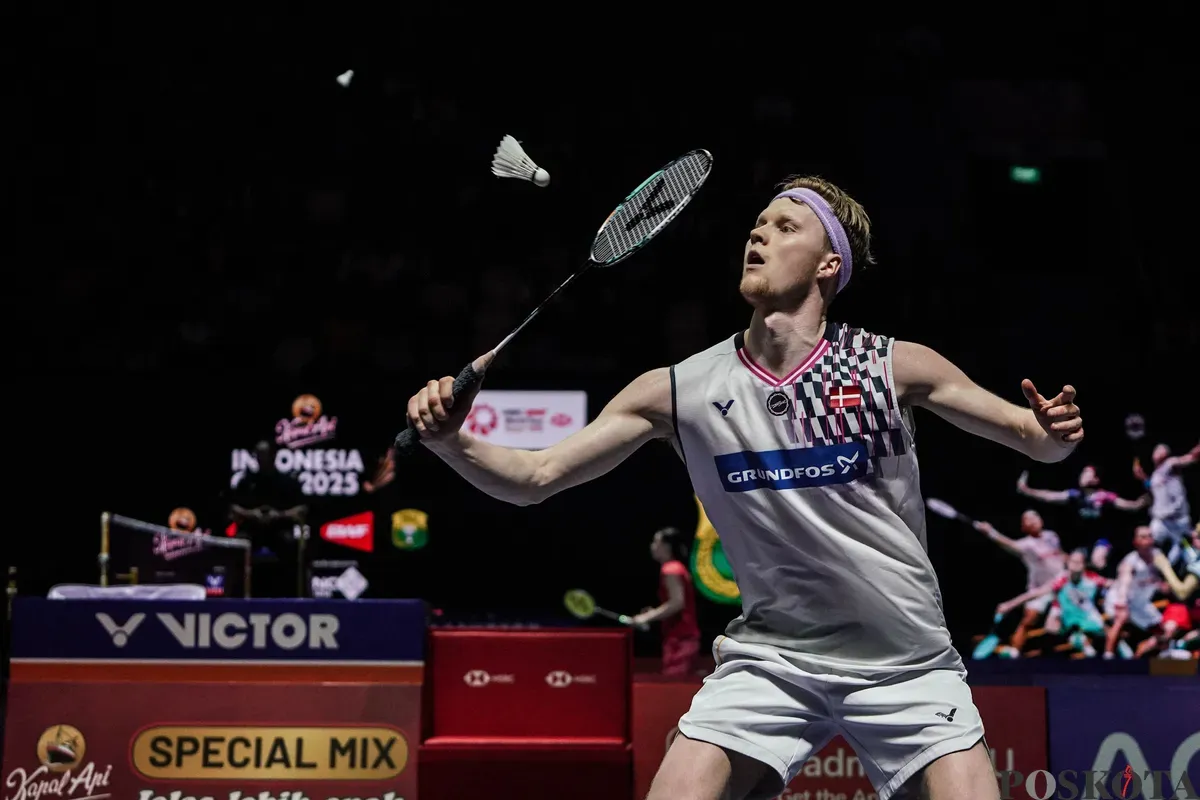 Pebulu tangkis tunggal putra Denmark Anders Antonsen  mengembalikan kok ke arah lawannya tunggal putra Indonesia Alwi Farhan pada babak 16 besar Indonesia Open 2025 di Istora Senayan, Gelora Bung Karno, Jakarta, Kamis, 5 Juni 2025. (Sumber: Poskota/Bilal Nugraha Ginanjar)