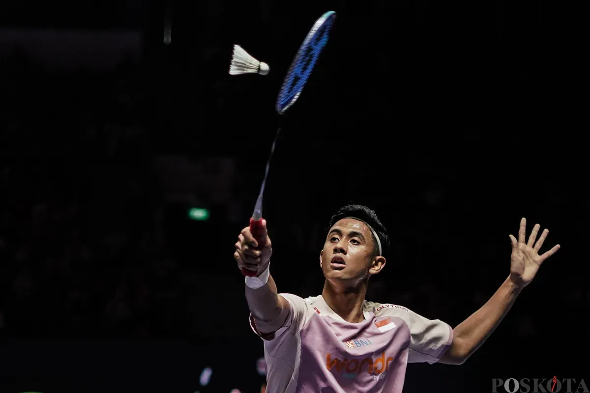 Pebulu tangkis tunggal putra Indonesia Alwi Farhan mengembalikan kok ke arah lawannya tunggal putra Denmark Anders Antonsen pada babak 16 besar Indonesia Open 2025 di Istora Senayan, Gelora Bung Karno, Jakarta, Kamis, 5 Juni 2025. (Sumber: Poskota/Bilal Nugraha Ginanjar)