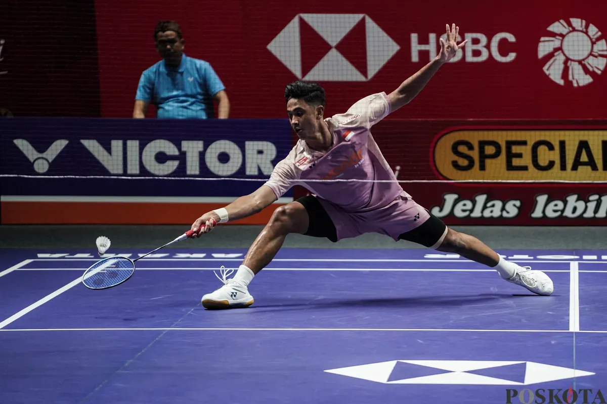 Pebulu tangkis tunggal putra Indonesia Alwi Farhan mengembalikan kok ke arah lawannya tunggal putra Denmark Anders Antonsen pada babak 16 besar Indonesia Open 2025 di Istora Senayan, Gelora Bung Karno, Jakarta, Kamis, 5 Juni 2025. (Sumber: Poskota/Bilal Nugraha Ginanjar)