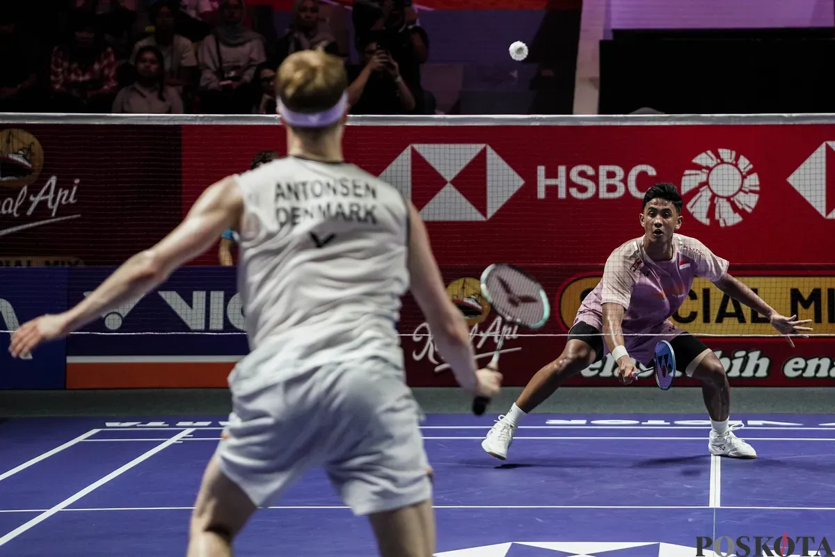 Pebulu tangkis tunggal putra Indonesia Alwi Farhan mengembalikan kok ke arah lawannya tunggal putra Denmark Anders Antonsen pada babak 16 besar Indonesia Open 2025 di Istora Senayan, Gelora Bung Karno, Jakarta, Kamis, 5 Juni 2025. (Sumber: Poskota/Bilal Nugraha Ginanjar)