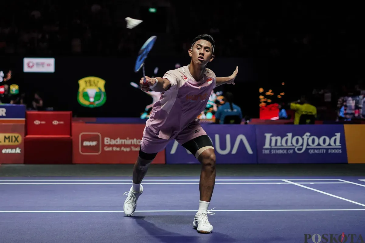 Pebulu tangkis tunggal putra Indonesia Alwi Farhan mengembalikan kok ke arah lawannya tunggal putra Denmark Anders Antonsen pada babak 16 besar Indonesia Open 2025 di Istora Senayan, Gelora Bung Karno, Jakarta, Kamis, 5 Juni 2025. (Sumber: Poskota/Bilal Nugraha Ginanjar)