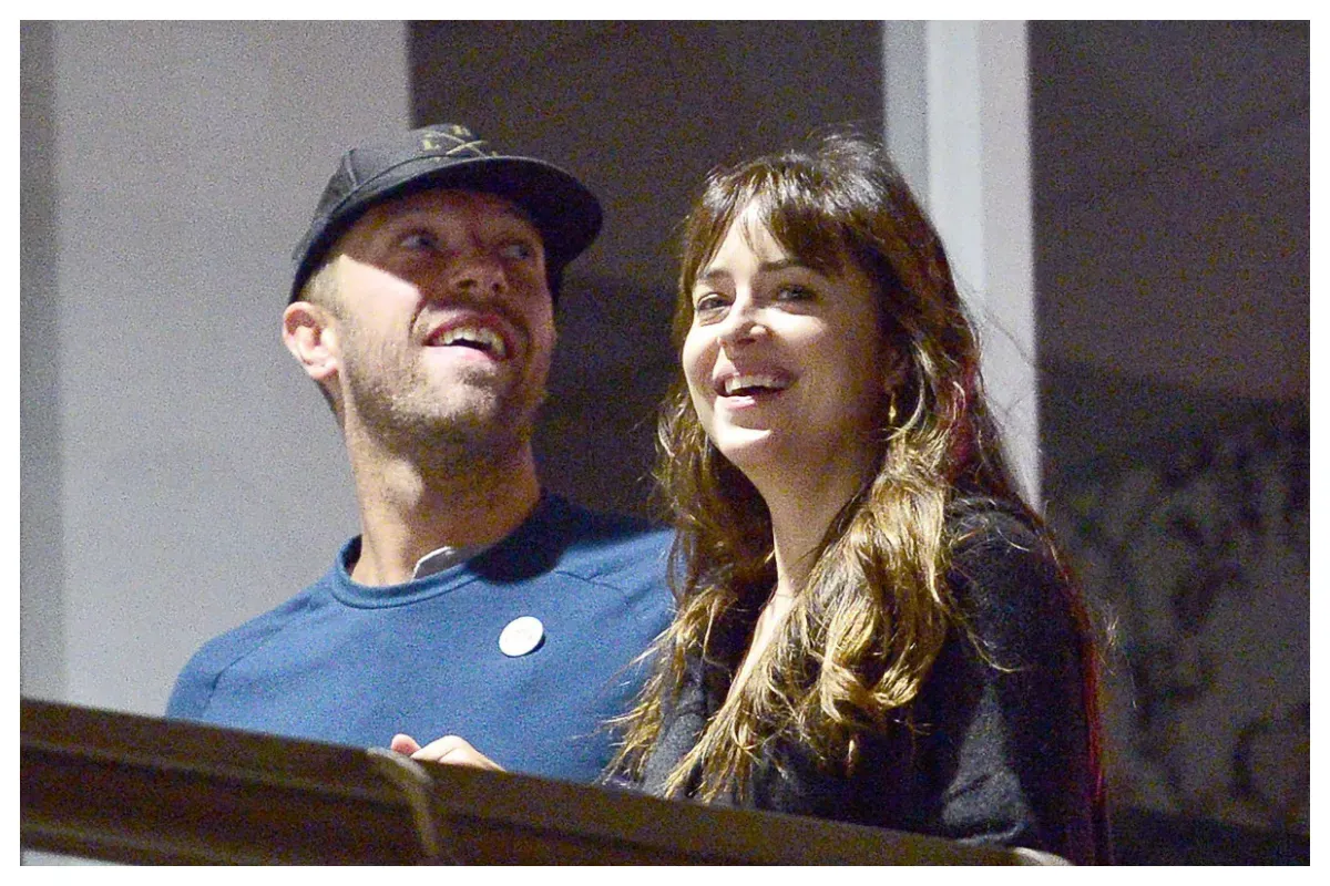 Aktris Dakota Johnson dan vokalis Coldplay, Chris Martin. (Sumber: X/@dakotaj_updates)
