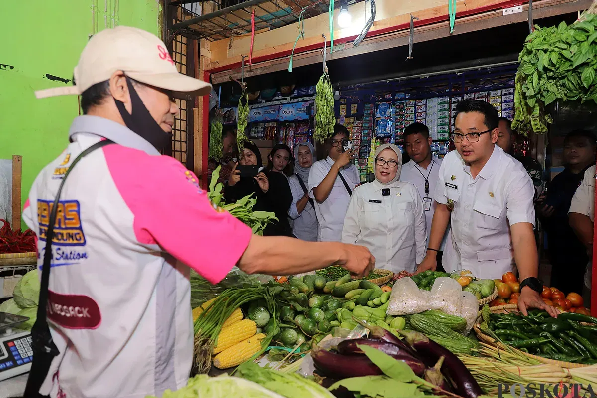 Wakil Wali Kota Cimahi Adhitia Yudhistira (depan) mengecek ketersediaan dan harga kebutuhan pokok kepada pedagang di Pasar Tradisional Cimahi, Rabu 4 Juni 2025. (Sumber: POSKOTA | Foto: Gatot Poedji Utomo)