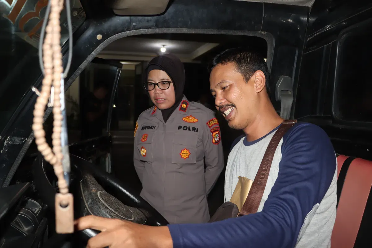 Imron Rosadi sumringah usai mobil miliknya berhasil diamankan dan temukan oleh Polsek Tambun Selatan setelah sebelumnya digelapkan oleh penyewaannya dan dibawa hingga ke Buah Batu, Kota Bandung. (Sumber: Polres Metro Bekasi)