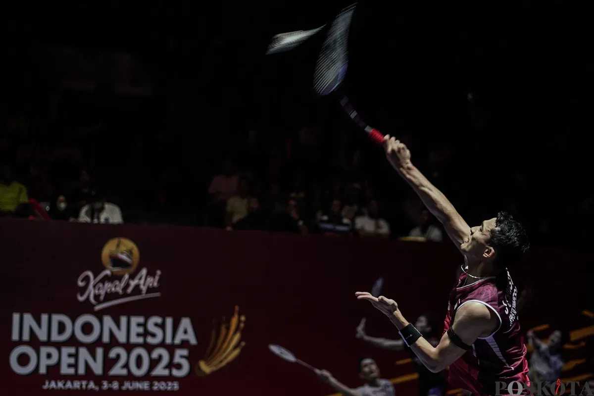 Pebulu tangkis tunggal putra Indonesia Jonatan Christie mengembalikan kok ke arah lawannya tunggal putra Hongkong Lee Cheuk Yiu pada babak 16 besar Indonesia Open 2025 di Istora Senayan, Gelora Bung Karno, Jakarta, Kamis, 5 Juni 2025. (Sumber: Poskota/Bilal Nugraha Ginanjar)