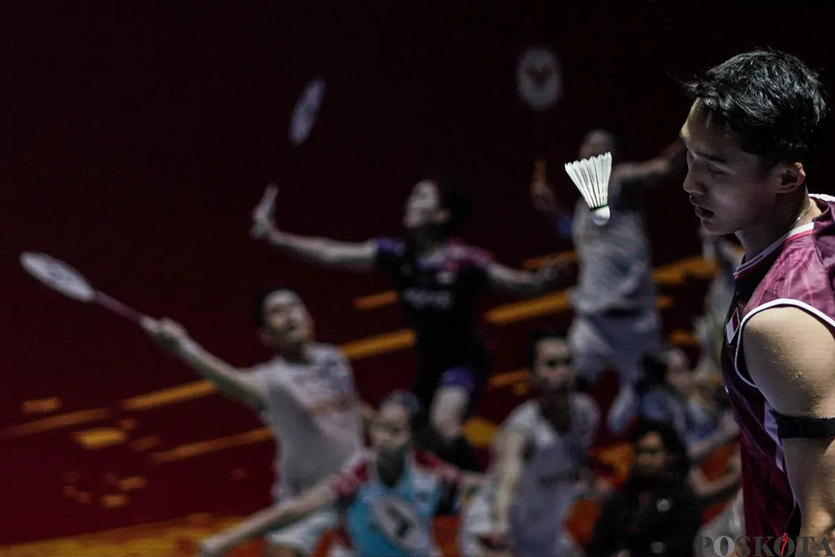 Pebulu tangkis tunggal putra Indonesia Jonatan Christie mengembalikan kok ke arah lawannya tunggal putra Hongkong Lee Cheuk Yiu pada babak 16 besar Indonesia Open 2025 di Istora Senayan, Gelora Bung Karno, Jakarta, Kamis, 5 Juni 2025. (Sumber: Poskota/Bilal Nugraha Ginanjar)