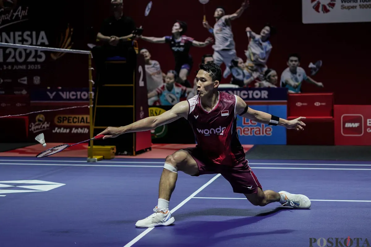 Pebulu tangkis tunggal putra Indonesia Jonatan Christie mengembalikan kok ke arah lawannya tunggal putra Hongkong Lee Cheuk Yiu pada babak 16 besar Indonesia Open 2025 di Istora Senayan, Gelora Bung Karno, Jakarta, Kamis, 5 Juni 2025. (Sumber: Poskota/Bilal Nugraha Ginanjar)