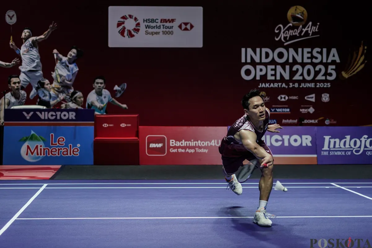 Pebulu tangkis tunggal putra Indonesia Jonatan Christie mengembalikan kok ke arah lawannya tunggal putra Hongkong Lee Cheuk Yiu pada babak 16 besar Indonesia Open 2025 di Istora Senayan, Gelora Bung Karno, Jakarta, Kamis, 5 Juni 2025. (Sumber: Poskota/Bilal Nugraha Ginanjar)